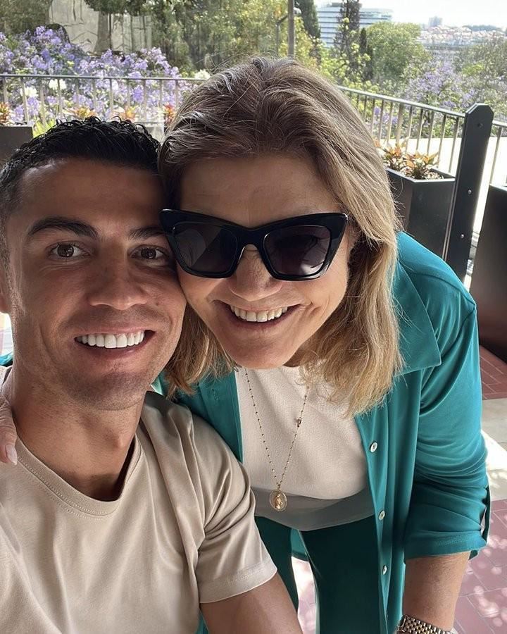 C罗为母亲71岁生日送祝福:感谢您的一切付出,我非常爱您